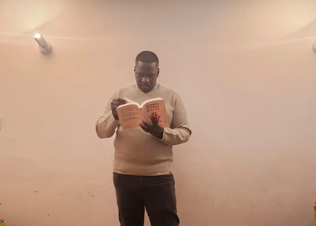 Yvenet Dorsainvil abre una ventana a la identidad haitiana y su convivencia en Chile